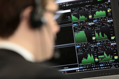 英FTSE100種は米国の関税不透明感で小幅な動き ジョンソン・マッセイは事業売却価格の引き下げを受け急落