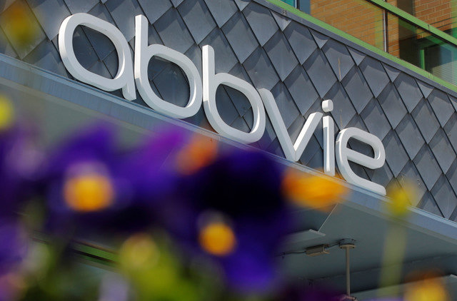 ป้ายตั้งอยู่ด้านหน้าโรงงานของ AbbVie ในเมืองเคมบริดจ์ รัฐแมสซาชูเซตส์ สหรัฐอเมริกา เมื่อวันที่ 20 พฤษภาคม 2021 REUTERS/Brian Snyder