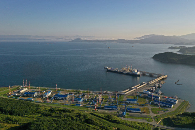 Uma vista aérea mostra o navio-tanque Vladimir Arsenyev no terminal de petróleo bruto de Kozmino, na costa da Baía de Nakhodka, perto da cidade portuária de Nakhodka, na Rússia, em 12 de agosto de 2022. REUTERS/Tatiana Meel
