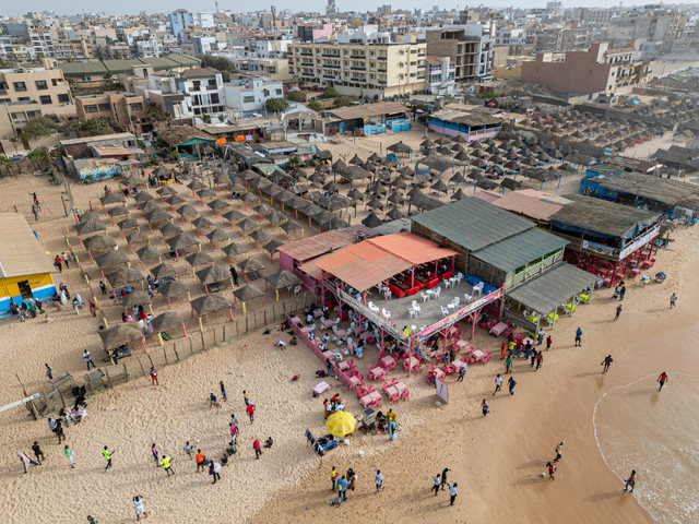 ภาพจากโดรนแสดงให้เห็นผู้คนเดินอยู่บนชายหาดในยอฟ ดาการ์ เซเนกัล เมื่อวันที่ 22 พฤษภาคม 2025 REUTERS/Zohra Bensemra/File Photo