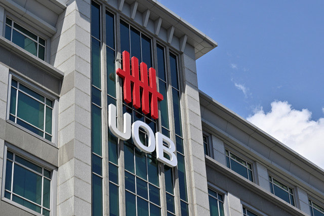 มุมมองป้ายธนาคารยูไนเต็ด โอเวอร์ซีส์ (UOB) ในสิงคโปร์ เมื่อวันที่ 3 พฤษภาคม 2023 REUTERS/Caroline Chia