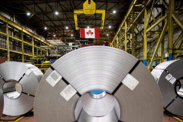 Bobinas de aço e uma bandeira do Canadá são vistas na fábrica antes da visita do primeiro-ministro indigitado do Canadá, Mark Carney, à siderúrgica ArcelorMittal Dofasco em Hamilton, Ontário, em 12 de março de 2025. REUTERS/Carlos Osorio