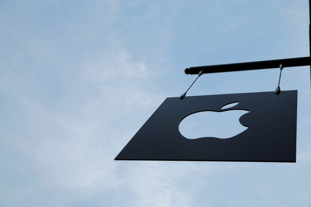 O logotipo da Apple está pendurado na frente da Apple Store Williamsburg em Brooklyn, Nova York, EUA, em 28 de julho de 2016. REUTERS/Andrew Kelly/File Photo