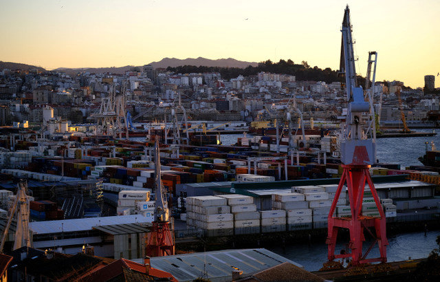 Se ven contenedores en el puerto de Vigo, España, el 13 de marzo de 2025. REUTERS/Nacho Doce