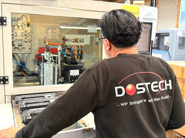 Um trabalhador opera máquinas nas instalações de produção da Dostech GmbH em Moessingen, Alemanha, em 10 de fevereiro de 2026. REUTERS/Sebastian Fehrle