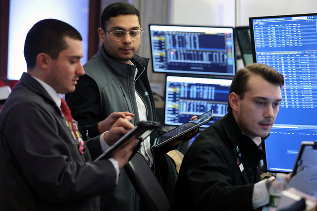 Operadores trabajan en el piso de la Bolsa de Valores de Nueva York (NYSE) en la ciudad de Nueva York, EE. UU., el 23 de febrero de 2026. REUTERS/Brendan McDermid