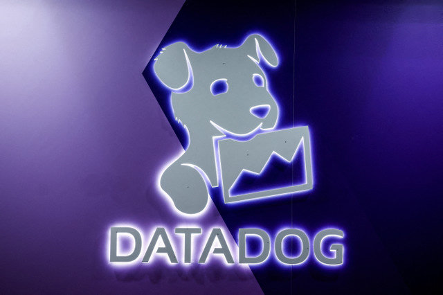 ẢNH TƯ LIỆU: Biểu trưng của Datadog được nhìn thấy trong sự kiện KubeCon + CloudNativeCon Europe do Cloud Native Computing Foundation (CNCF) tổ chức tại Paris, Pháp, ngày 20 tháng 3 năm 2024. REUTERS/Benoit Tessier/File Photo