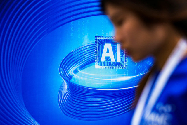Un letrero de IA (Inteligencia Artificial) se observa en la Conferencia Mundial de Inteligencia Artificial (WAIC) en Shanghái, China, el 6 de julio de 2023. REUTERS/Aly Song