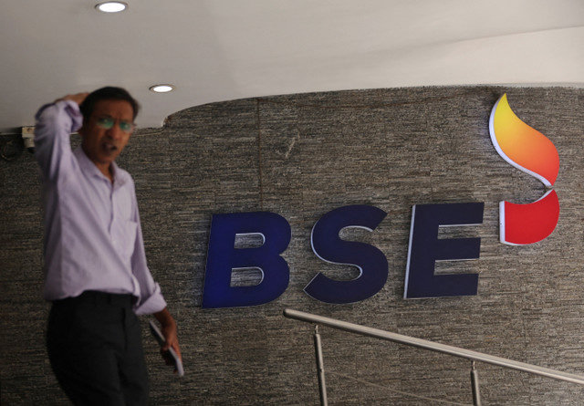 ชายคนหนึ่งเดินผ่านตราสัญลักษณ์ของตลาดหลักทรัพย์บอมเบย์ (BSE) ภายในอาคารในเมืองมุมไบ ประเทศอินเดีย เมื่อวันที่ 2 กุมภาพันธ์ 2026 REUTERS/Francis Mascarenhas/File Photo