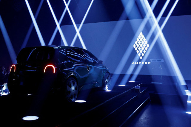 รถยนต์ไฟฟ้า Renault Twingo รุ่นใหม่ถูกเปิดตัวระหว่างวันตลาดทุนของ Renault Group สำหรับ Ampere หน่วยธุรกิจยานยนต์ไฟฟ้าใหม่ ในกรุงปารีส ประเทศฝรั่งเศส เมื่อวันที่ 15 พฤศจิกายน 2023 REUTERS/Gonzalo Fuentes/File Photo