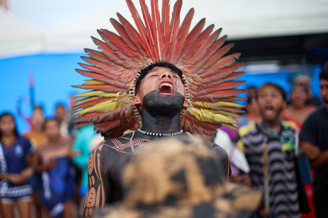 Indígenas celebran frente a la terminal de Cargill en Santarém, Brasil, el 23 de febrero de 2026, después de que el gobierno del presidente Luiz Inácio Lula da Silva revocara el Decreto 12.600. Dicho decreto permitía planes para dragar el río Tapajós y ampliar el transporte ferroviario de soja y maíz para exportación. REUTERS/Adriano Machado