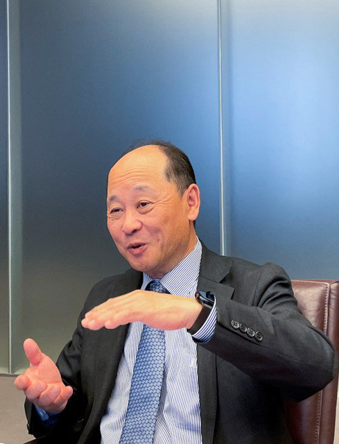 O Diretor Financeiro (CFO) da Nippon Steel, Takahiko Iwai, fala à Reuters sobre a estratégia da empresa na sede em Tóquio, Japão, em 18 de fevereiro de 2026. Foto tirada com um telemóvel. REUTERS/Ritsuko Shimizu