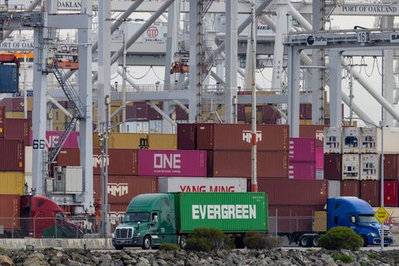 US begins collecting new ten percent global tariff