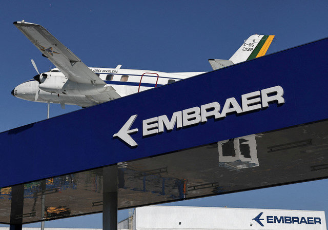 FOTO DE ARQUIVO: Um avião adorna o telhado da sede e fábrica de aeronaves da Embraer em São José dos Campos, Brasil, em 16 de julho de 2025. REUTERS/Roosevelt Cassio/File Photo