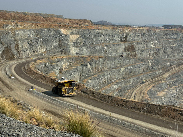 FOTO DE ARQUIVO: Um caminhão de transporte transporta minério detonado na mina de platina a céu aberto Mogalakwena, operada pela Valterra Platinum, na província de Limpopo, África do Sul, em 27 de agosto de 2025. REUTERS/Nqobile Dludla/File Photo