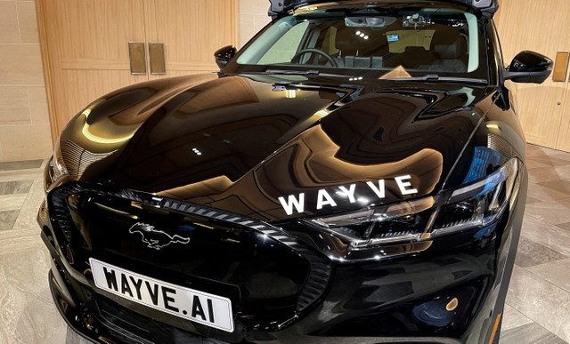 FOTO DE ARQUIVO: A startup britânica de condução autónoma Wayve exibe um veículo com "Wayve" na sua placa de identificação num evento em Tóquio, Japão, em 22 de abril de 2025. REUTERS/Daniel Leussink/File Photo