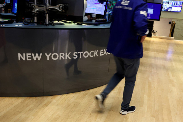 Operadores trabalham no pregão da Bolsa de Valores de Nova York (NYSE) em Nova York, EUA, em 4 de setembro de 2024. REUTERS/Brendan McDermid