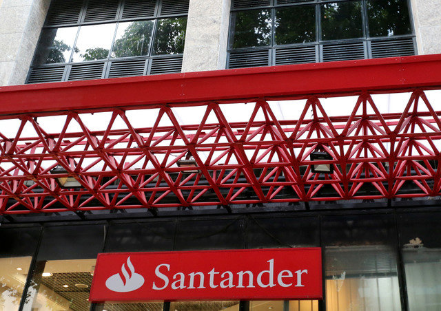 A logo of Banco Santander is seen in Rio de Janeiro, Brazil, on April 29, 2019. REUTERS/Sergio Moraes