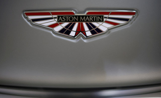 ภาพแฟ้ม: โลโก้ Aston Martin ปรากฏบนรถยนต์ V12 Vantage ที่โรงงานของบริษัทในเมืองเกย์ดอน ประเทศอังกฤษ เมื่อวันที่ 16 มีนาคม 2022 ภาพถ่ายเมื่อวันที่ 16 มีนาคม 2022 REUTERS/Phil Noble/File Photo