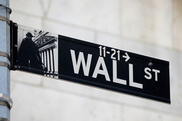 ป้ายชื่อถนนวอลล์สตรีทปรากฏให้เห็นที่ด้านนอกตลาดหลักทรัพย์นิวยอร์ก (NYSE) ในนครนิวยอร์ก รัฐนิวยอร์ก สหรัฐอเมริกา เมื่อวันที่ 28 มิถุนายน 2021 REUTERS/Andrew Kelly