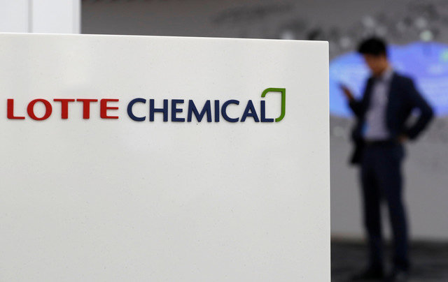 O logótipo da Lotte Chemical é visto no seu edifício de escritórios em Seul, Coreia do Sul, a 11 de outubro de 2017. REUTERS/Kim Hong-Ji