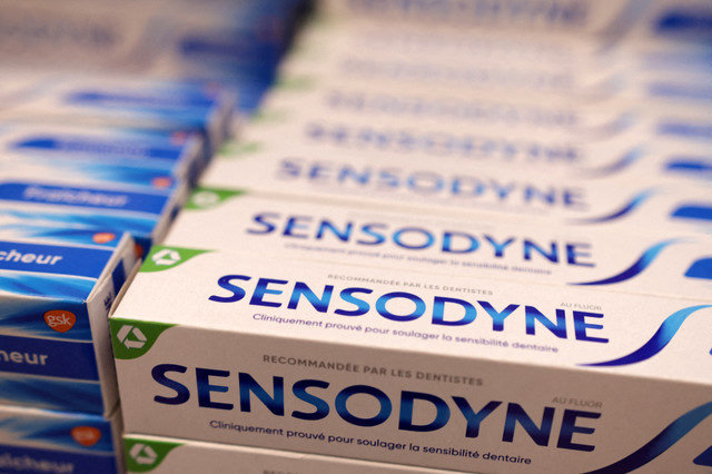 Các sản phẩm Sensodyne được trưng bày trên kệ trong một siêu thị ở Sarajevo, Bosnia và Herzegovina, ngày 29 tháng 10 năm 2024. REUTERS/Dado Ruvic/File Photo