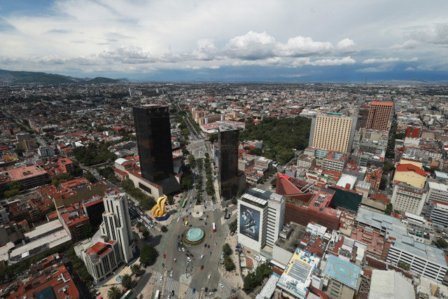 2025年7月1日、メキシコのメキシコシティにある建物や住宅の全景。建物の窓ガラス越しに撮影。REUTERS/Henry Romero