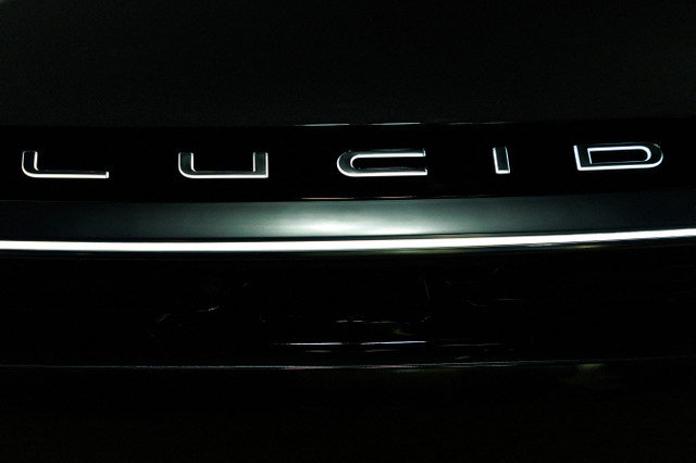 ภาพแฟ้ม: โลโก้ LUCID ปรากฏบนรถยนต์ไฟฟ้า Gravity ในงานแสดงรถยนต์แอลเอ "AutoMobility LA" ที่ลอสแอนเจลิส รัฐแคลิฟอร์เนีย สหรัฐอเมริกา เมื่อวันที่ 20 พฤศจิกายน 2025 REUTERS/Mike Blake/File Photo