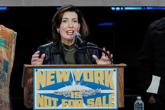 La gobernadora del estado de Nueva York, Kathy Hochul, habla durante un mitin de "New York is Not For Sale" en el Forest Hills Stadium, en el distrito de Queens de la ciudad de Nueva York, EE. UU., el 26 de octubre de 2025. REUTERS/Eduardo Munoz