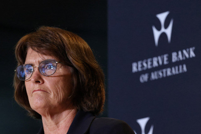 澳大利亚储备银行行长 Michele Bullock 于 2025 年 4 月 1 日在澳大利亚悉尼出席货币政策决议新闻发布会。REUTERS/Hollie Adams