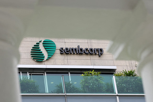 Un letrero de Sembcorp Industries se ve frente a su oficina en Singapur el 14 de mayo de 2025. REUTERS/Edgar Su