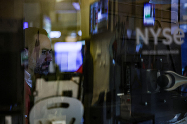 Um operador trabalha no pregão da Bolsa de Valores de Nova York (NYSE) em Nova York, EUA, em 24 de fevereiro de 2026. REUTERS/Jeenah Moon