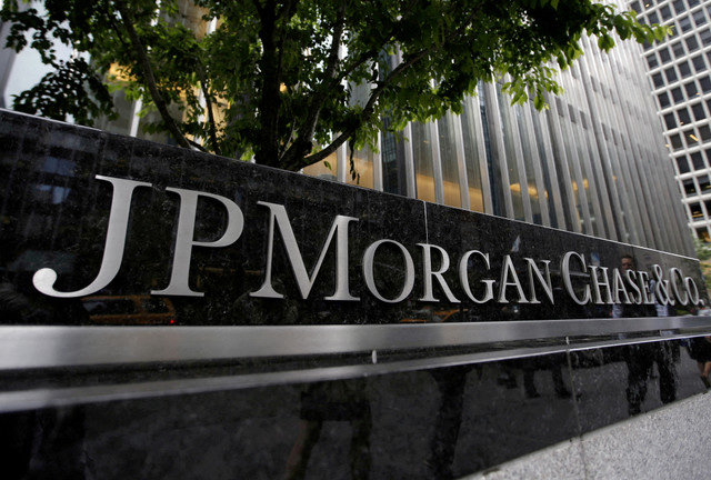 ภาพแฟ้ม: มุมมองภายนอกของสำนักงานใหญ่ของ JP Morgan Chase & Co. ในนครนิวยอร์ก เมื่อวันที่ 20 พฤษภาคม 2015 REUTERS/Mike Segar/File Photo