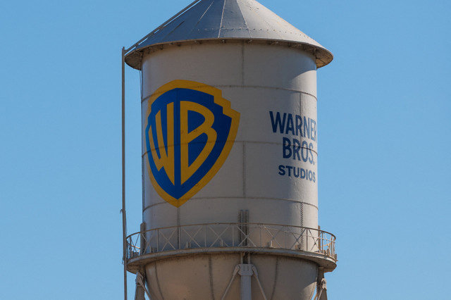 La torre de agua de los estudios Warner Bros. se encuentra en los terrenos de la empresa en Burbank, California, EE. UU., el 8 de diciembre de 2025. REUTERS/Mike Blake