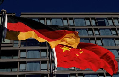 德国总理默茨在北京会见李强，双方强调在应对全球贸易挑战背景下深化经贸往来并共同维护多边主义与自由贸易体系。