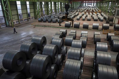 Chinese steelmakers trim output for annual parliament