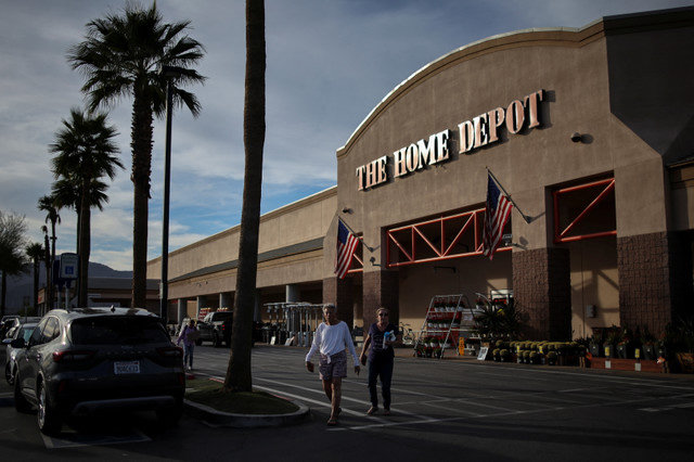 Consumidores caminham pelo estacionamento de uma unidade da Home Depot em Indio, Califórnia, EUA, em 18 de dezembro de 2025. REUTERS/Daniel Cole