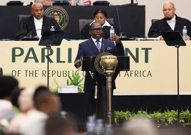 El ministro de Finanzas sudafricano, Enoch Godongwana, durante su presentación del presupuesto ante el parlamento en Ciudad del Cabo, el 25 de febrero de 2026. REUTERS/Esa Alexander