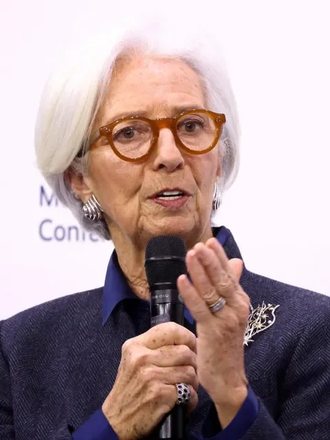 ẢNH HỒ SƠ: Chủ tịch Ngân hàng Trung ương Châu Âu Christine Lagarde phát biểu trong ngày cuối cùng của Hội nghị An ninh Munich (MSC) tại Munich, Đức, ngày 15 tháng 2 năm 2026. REUTERS/Liesa Johannssen/Ảnh hồ sơ