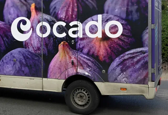 FOTO DE ARCHIVO: Una furgoneta de reparto de comestibles de Ocado circula por una calle de Londres, Gran Bretaña, el 25 de marzo de 2023. REUTERS/Toby Melville/Archivo