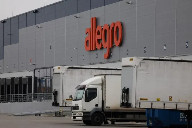 ภาพถ่ายแฟ้มภาพ: โลโก้ของ Allegro ตลาดซื้อขายออนไลน์สัญชาติโปแลนด์ ปรากฏที่ศูนย์กระจายสินค้าในเมือง Adamow ประเทศโปแลนด์ เมื่อวันที่ 11 ธันวาคม 2024 REUTERS/Kacper Pempel/File Photo