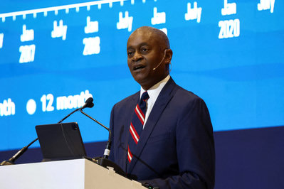 Bostic advierte riesgos para la independencia de la Fed