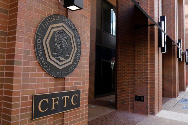 Sinalização vista do lado de fora da Commodity Futures Trading Commission (CFTC) em Washington, D.C., Estados Unidos, em 30 de agosto de 2020. REUTERS/Andrew Kelly