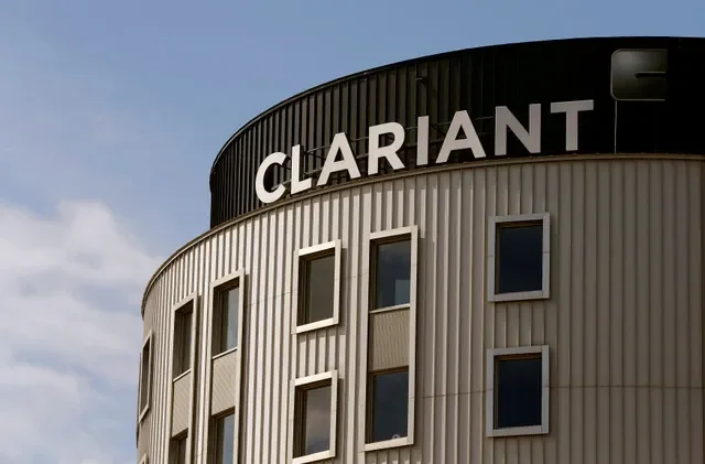 ภาพถ่ายแฟ้มภาพ: โลโก้ของ Clariant บริษัทสารเคมีชนิดพิเศษสัญชาติสวิตเซอร์แลนด์ ที่สำนักงานใหญ่ในเมือง Pratteln ประเทศสวิตเซอร์แลนด์ เมื่อวันที่ 9 สิงหาคม 2017 REUTERS/Arnd Wiegmann/File Photo