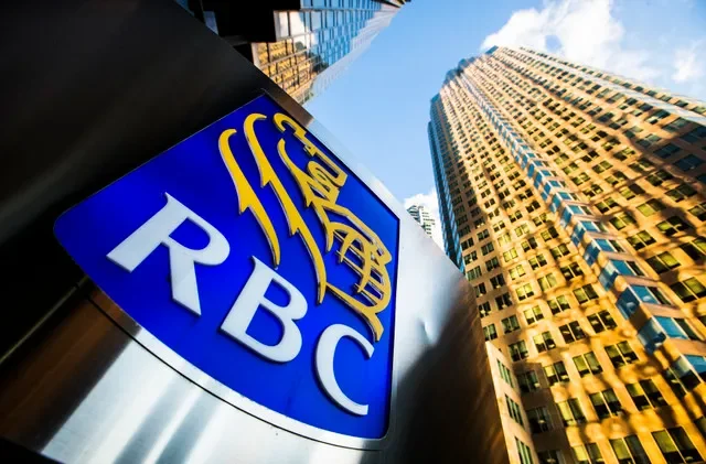 Un logotipo de Royal Bank of Canada (RBC) se observa en Bay Street, en el corazón del distrito financiero de Toronto, el 22 de enero de 2015. REUTERS/Mark Blinch/Archivo