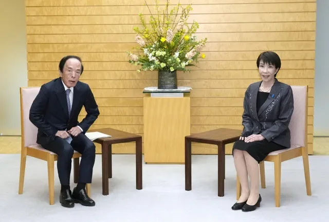 O Presidente do Banco do Japão, Kazuo Ueda, e a Primeira-Ministra Sanae Takaichi reúnem-se em Tóquio, Japão, em 16 de fevereiro de 2026. Kyodo/via REUTERS