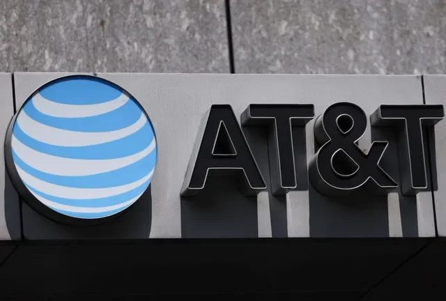 El logotipo de AT&T se muestra en la fachada de una de sus sucursales en la Ciudad de México, México, el 10 de septiembre de 2025. REUTERS/Henry Romero
