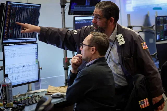 Các nhà giao dịch làm việc trên sàn giao dịch chứng khoán New York (NYSE) tại thành phố New York, Hoa Kỳ, ngày 25 tháng 2 năm 2026. REUTERS/Brendan McDermid