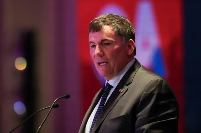 O Ministro do Canadá responsável pelo Comércio Canadá-EUA e Assuntos Intergovernamentais, Dominic LeBlanc, observa enquanto ele e o Ministro da Economia do México, Marcelo Ebrard (não retratado), comparecem ao lançamento da Missão Comercial do Time Canadá no México, em um hotel na Cidade do México, em 16 de fevereiro de 2026. REUTERS/Henry Romero