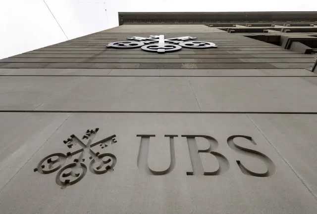 Logotipo do banco suíço UBS visto em Zurique, Suíça, em 29 de março de 2023. REUTERS/Denis Balibouse/Foto de Arquivo